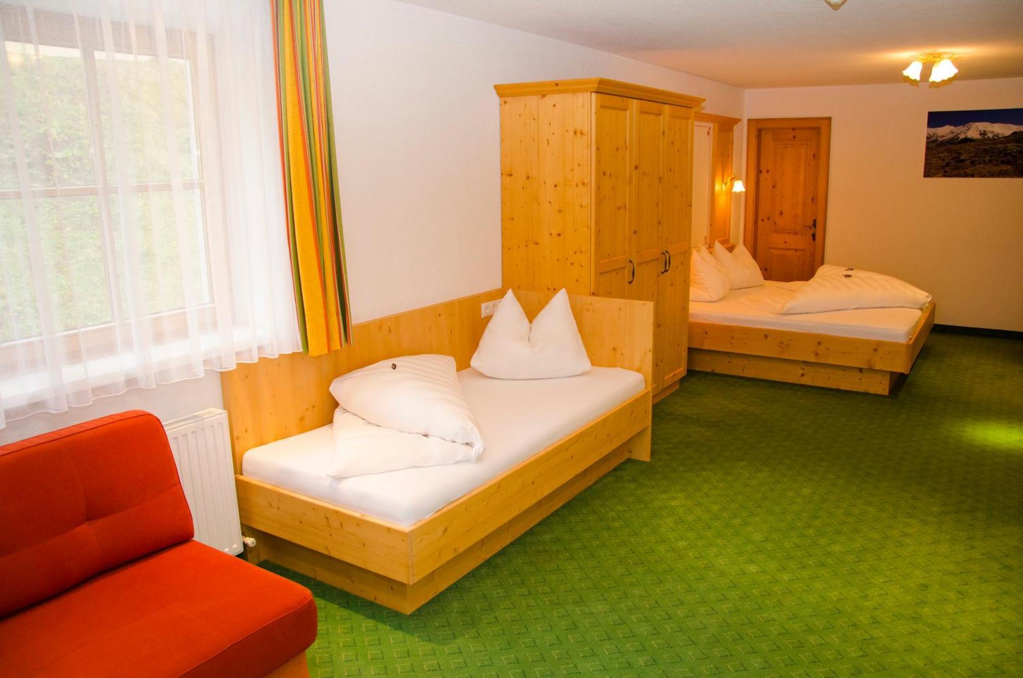 Hotel Garni Alpenblick Ischgl Room photo